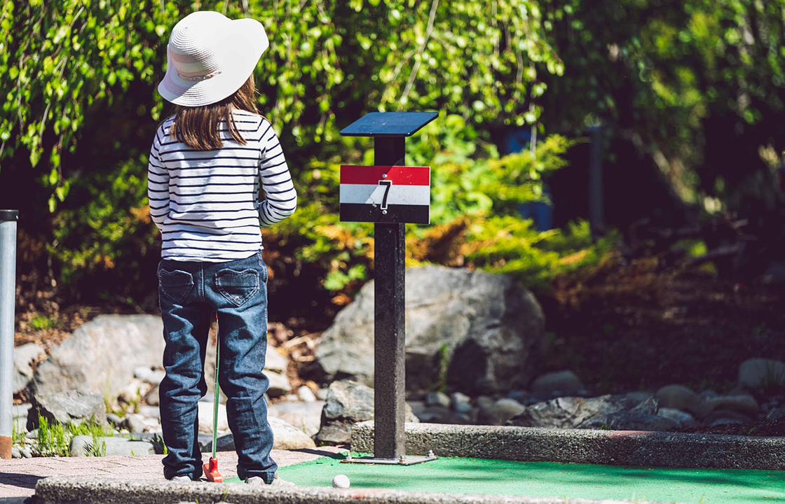 mini-golf-young-girl